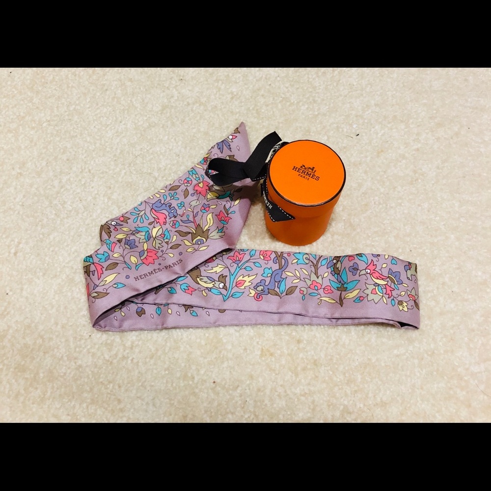 💯 Authentic Hermès Silk Twilly